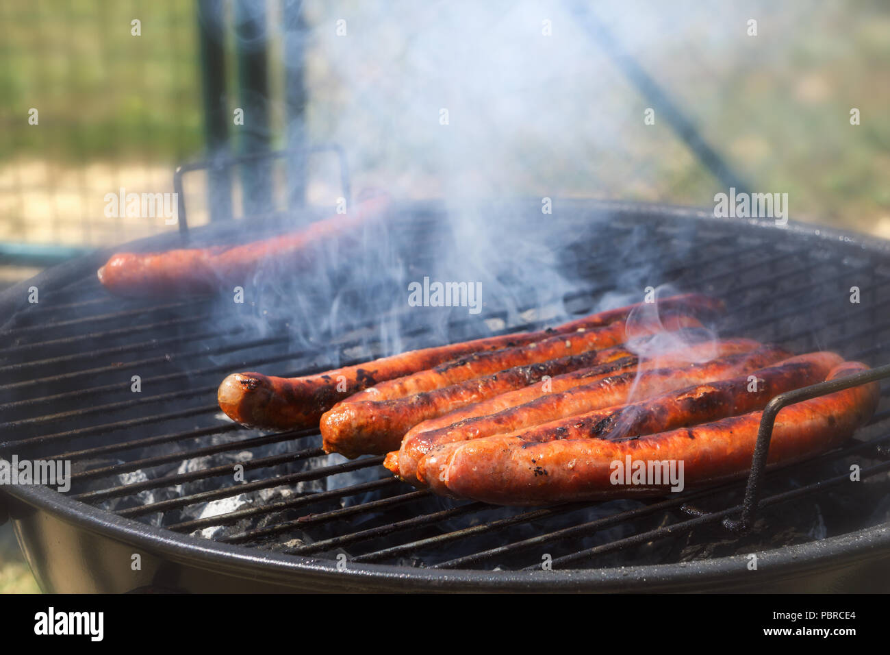 Close-up d'un tas de merguez grillées sur un barbecue. Focus sélectif. Banque D'Images