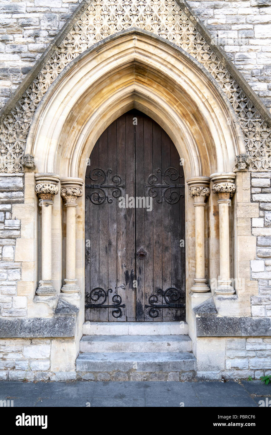 Entrée de l'église en pierre sculpté orné et porte en bois Banque D'Images