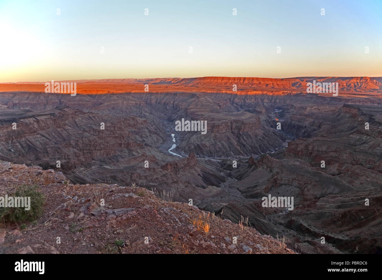 Vue sur le Fish River Canyon, en Namibie, au lever du soleil. Banque D'Images