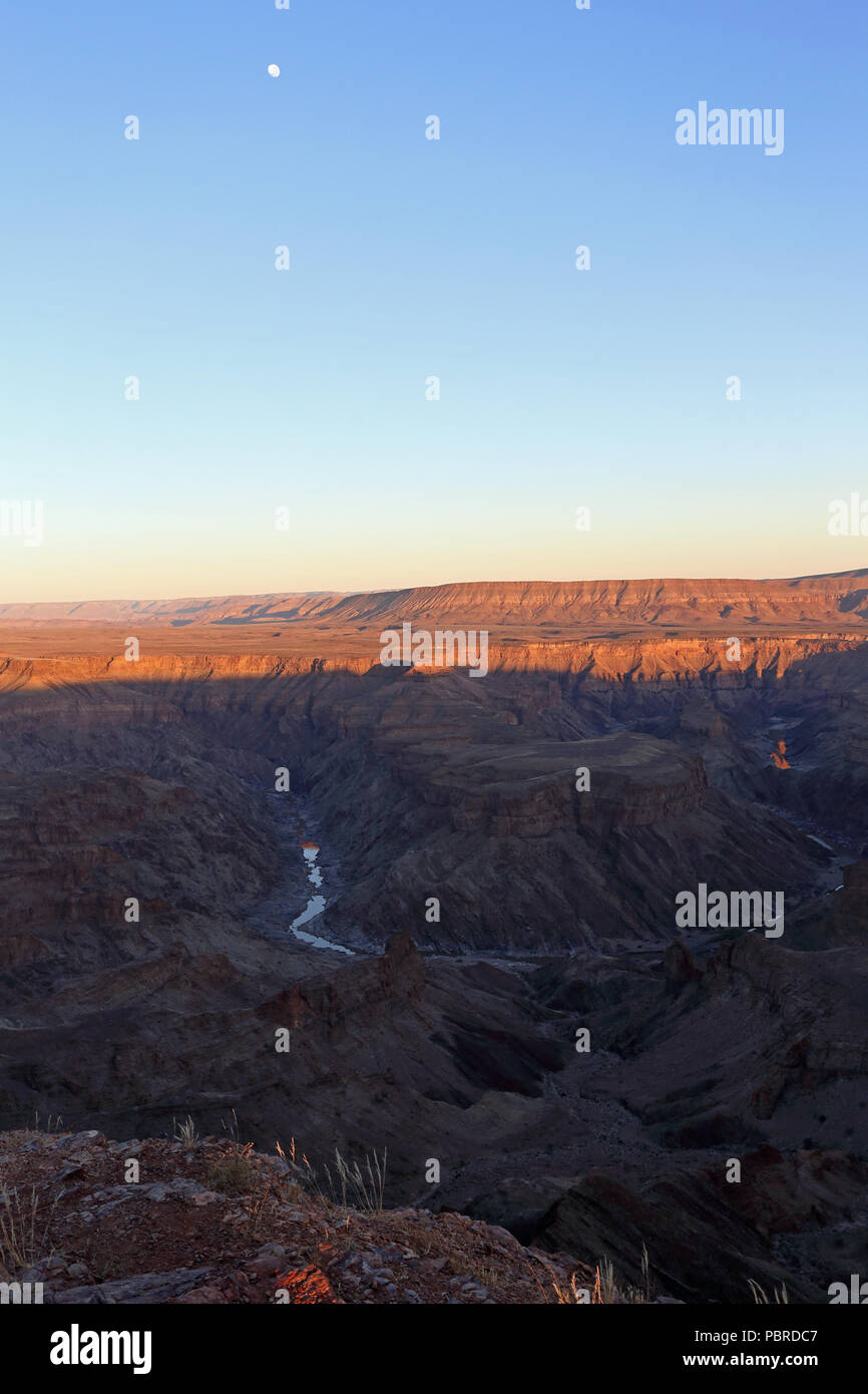 Vue sur le Fish River Canyon, en Namibie, au lever du soleil. Banque D'Images