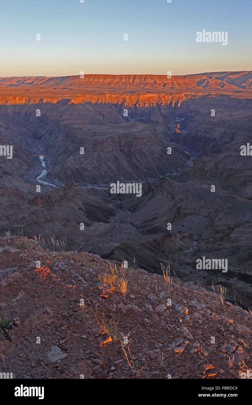 Vue sur le Fish River Canyon, en Namibie, au lever du soleil. Banque D'Images