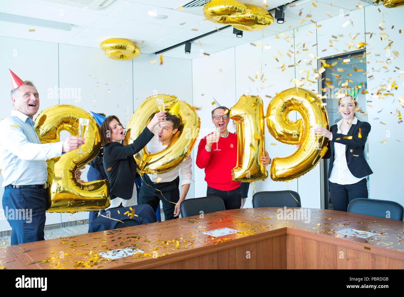 Les gens d'affaires de célébrer le Nouvel An 2019 au party de bureau Banque D'Images