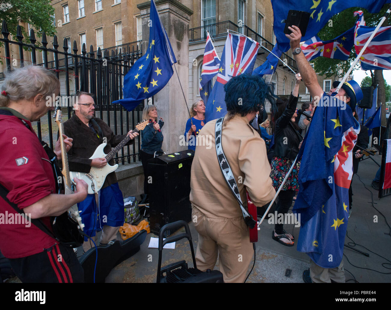 23 mai 2018 - Whitehall, Londres - Tous les musiciens (Terry Finch, EU Elvis, Mark Daly, Martin Abrahams, Harrison et le vigile n° 10 chanteurs) perfo Banque D'Images