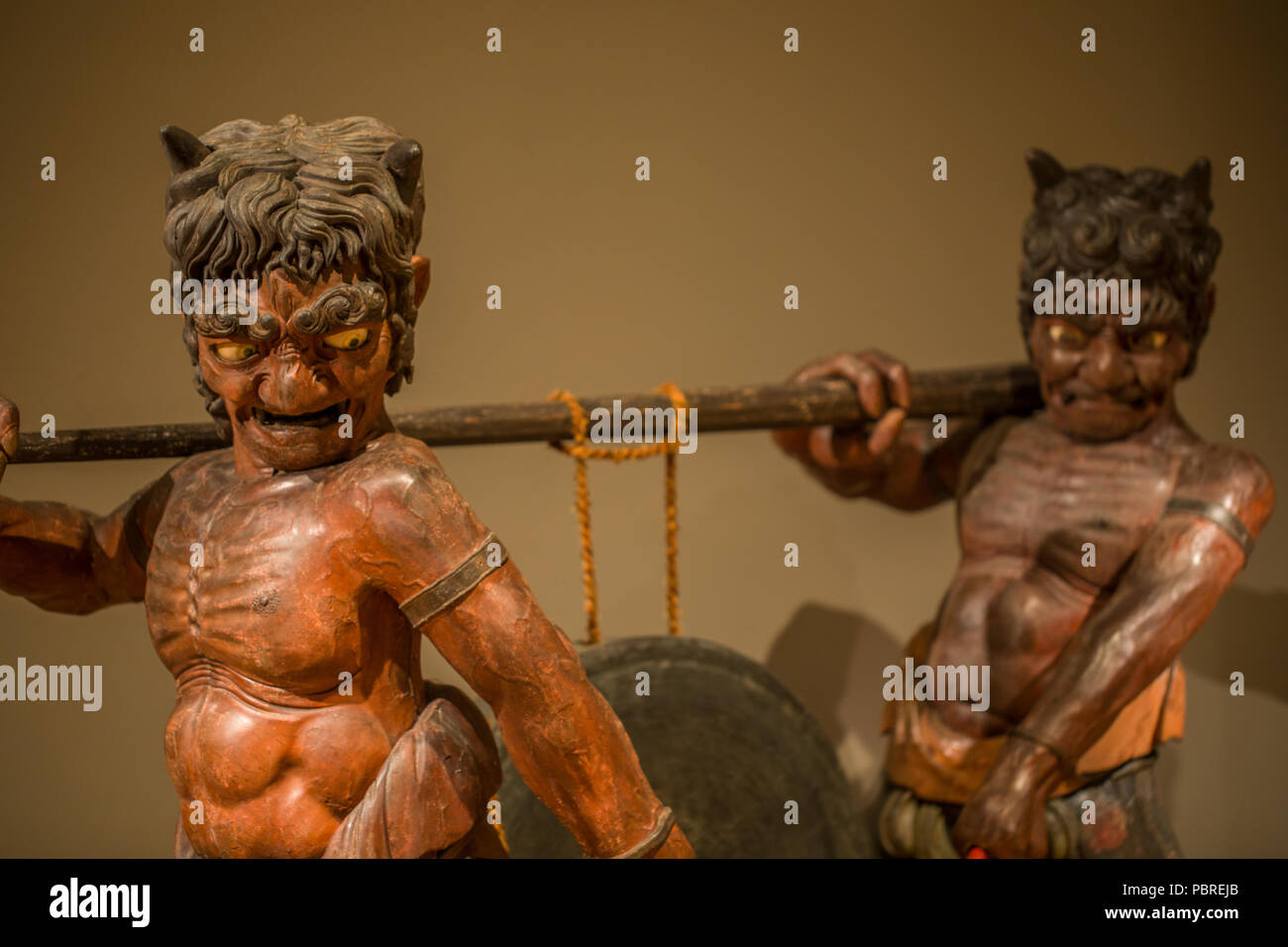 Un ensemble harmonieux d'oni japonais transportant un Festival Processional Gong 1889 Kyoto, Japon Banque D'Images