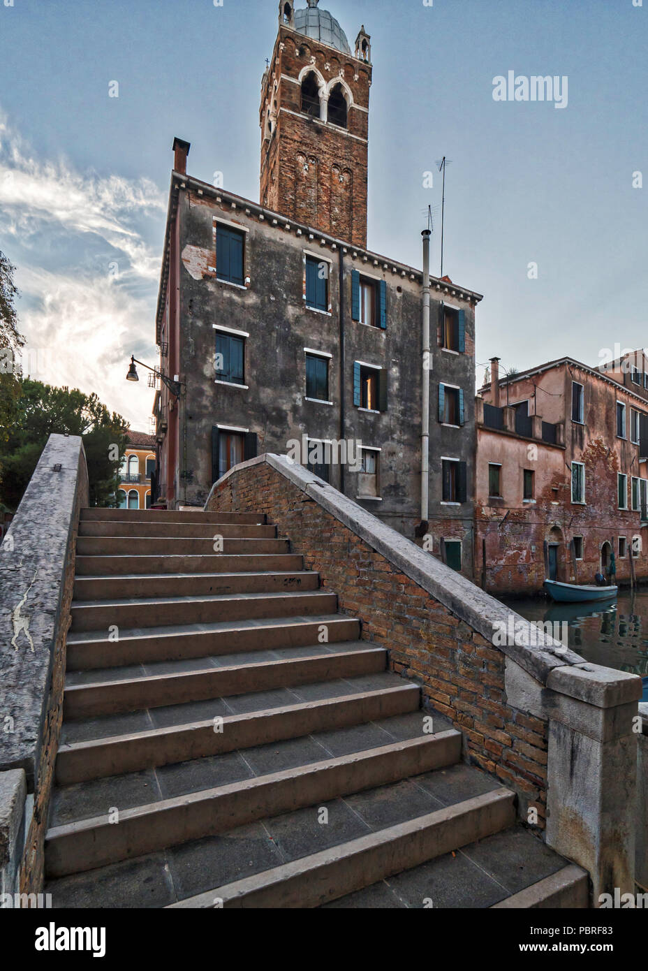 Passerelles sur les canaux de Venise en milieu urbain Banque D'Images