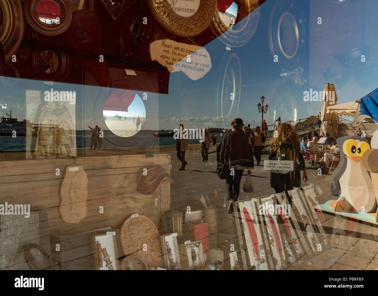 La vue dans la réflexion a raconté l'histoire et à Venise Banque D'Images