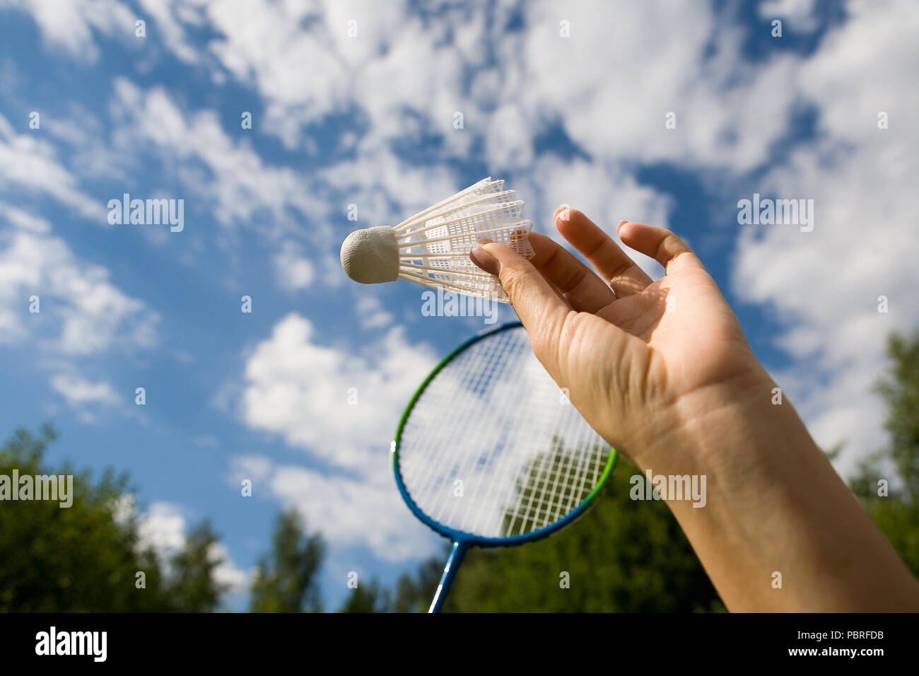 Une femme est titulaire d'un volant à main contre le ciel. Le sport. Banque D'Images