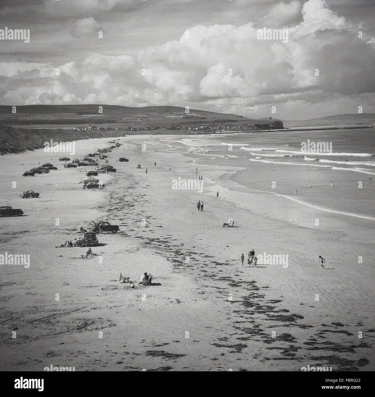 Années 1950, historique, une vue de l'un de l'spectaacular beacjes de sable sur la côte de Co. d'Antrim, Irlande du Nord. En cette époque ils étaient vides et veirtually on pourrait amener votre voiture jusqu'au sable. Banque D'Images