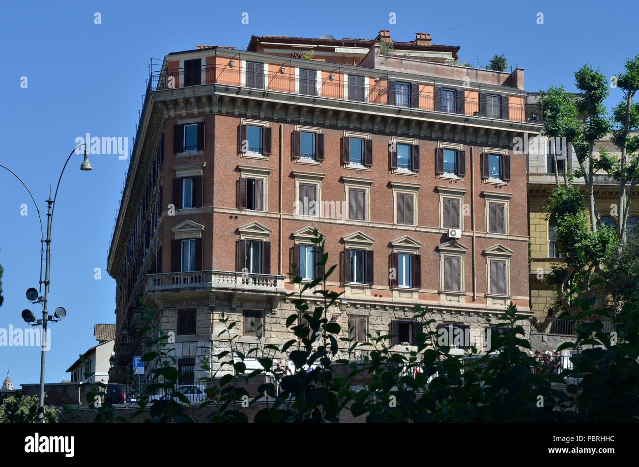 Les immeubles résidentiels de luxe vu du Colisée, Rome, Italie, Europe Banque D'Images
