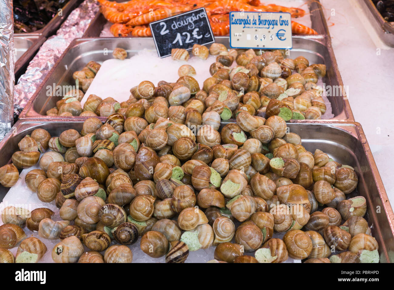 Paris marché aux poissons - escargots frais vendus sur le marché à la ferme à Paris, France, Europe. Banque D'Images