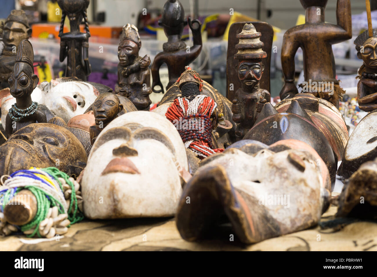 Masques africains en vente - masques africains traditionnels vendus au  marché aux puces à Paris, France, Europe Photo Stock - Alamy