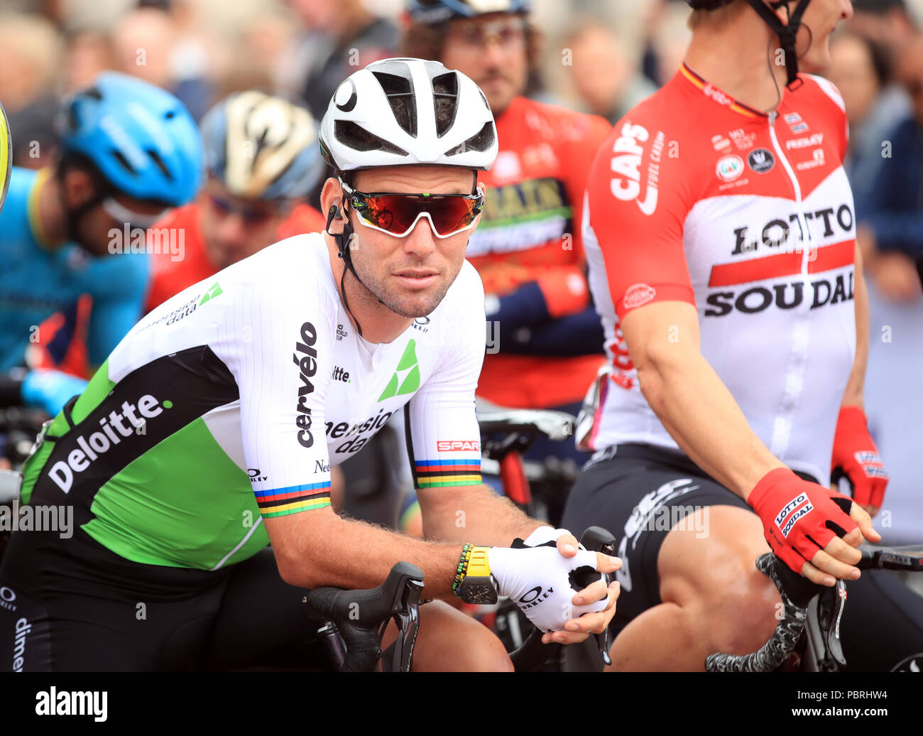 Mark Cavendish de l'équipe de Dimension Data attend le début de la Prudential RideLondon, Surrey Classic lors du deuxième jour de la Prudential Ride Londres. Banque D'Images