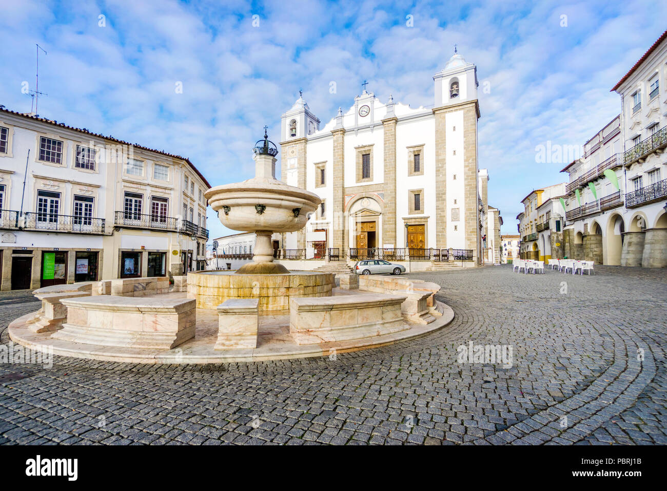 Tourné à angle faible d'une fontaine entourée de bâtiment résidentiel traditionnel et avec l'église de Saint Anton dans l'arrière-plan Banque D'Images