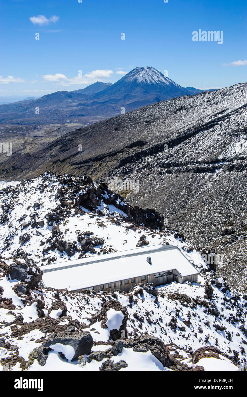 Vue depuis le mont Ruapehu sur le mont Ngauruhoe avec un chalet de ski à l'avant-plan, Unesco world heritage national Tongariro vue Banque D'Images