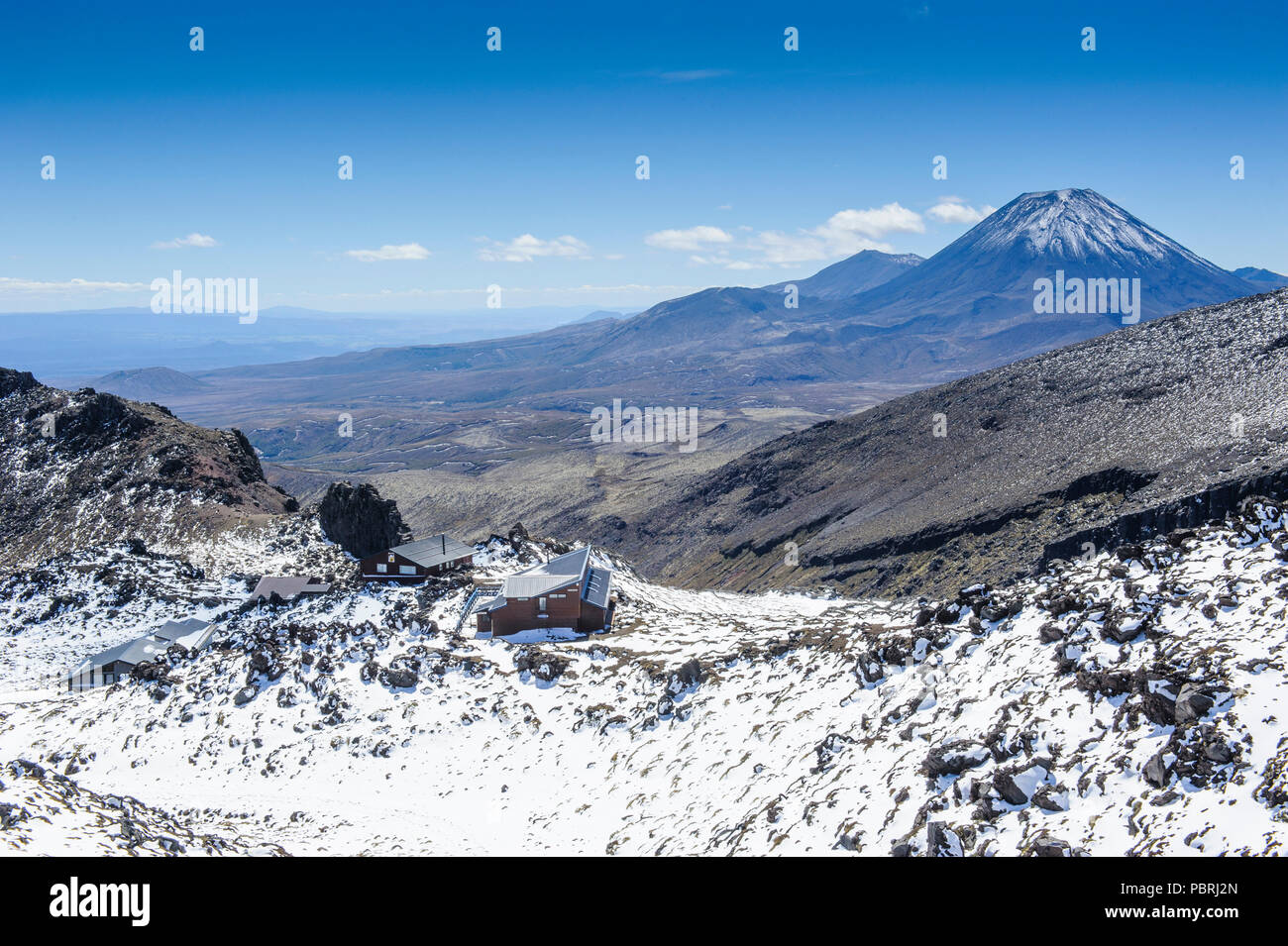 Vue depuis le mont Ruapehu sur le mont Ngauruhoe avec un chalet de ski à l'avant-plan, Unesco world heritage national Tongariro vue Banque D'Images