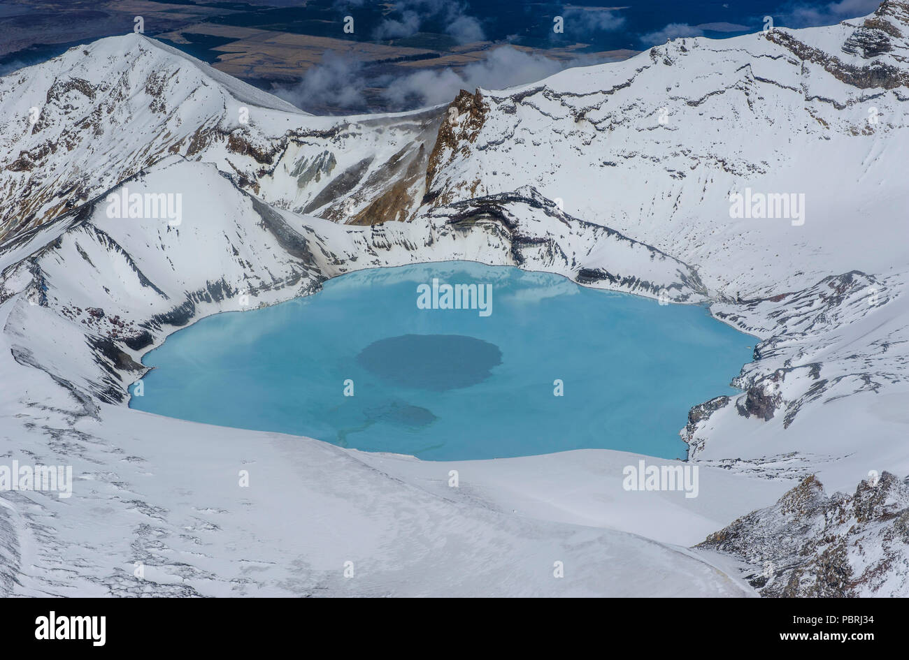 Vue aérienne d'une tuquoise le lac du cratère au sommet du mont Ruapehu, Tongariro National Park, North Island, New Zealand Banque D'Images