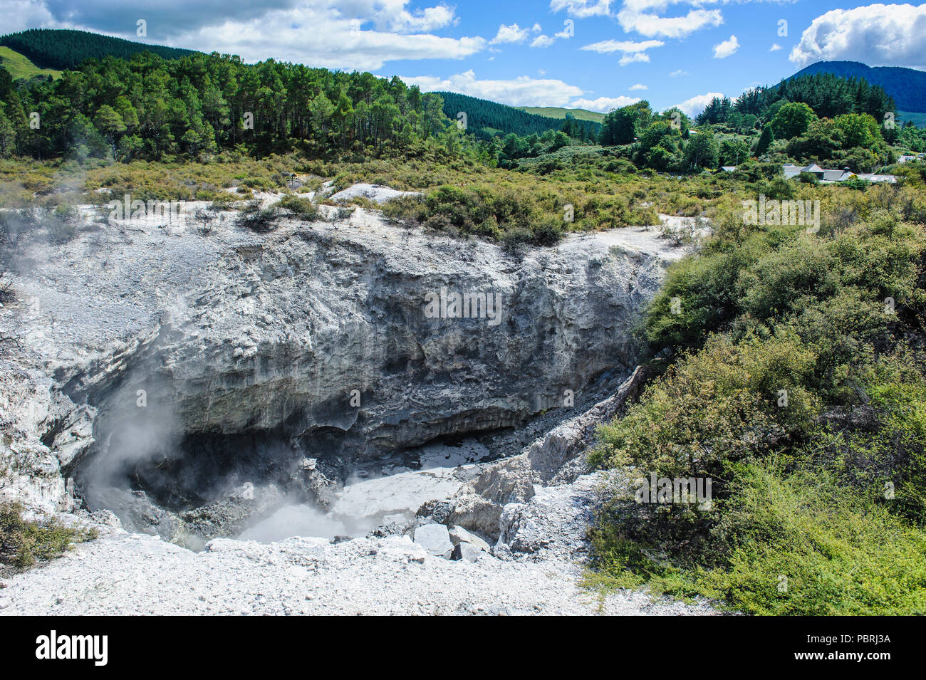 Cratère de soufre dans le Wai-O-Tapu Wonderland volcanique, île du Nord, Nouvelle-Zélande Banque D'Images