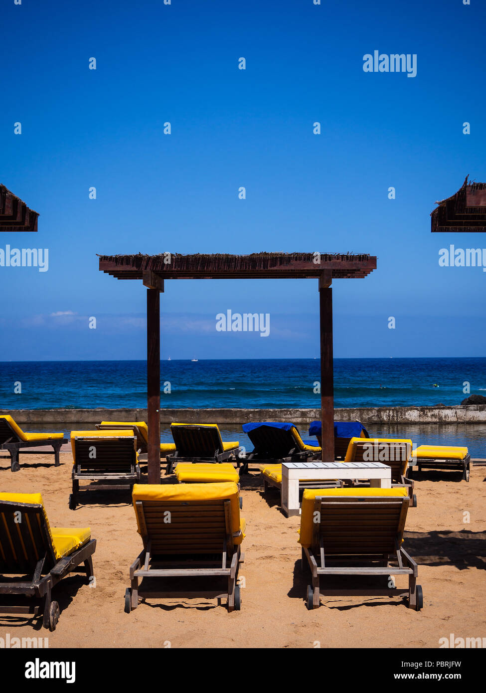 Vide transats sur une plage de Playa de Las Americas, Tenerife, Espagne Banque D'Images