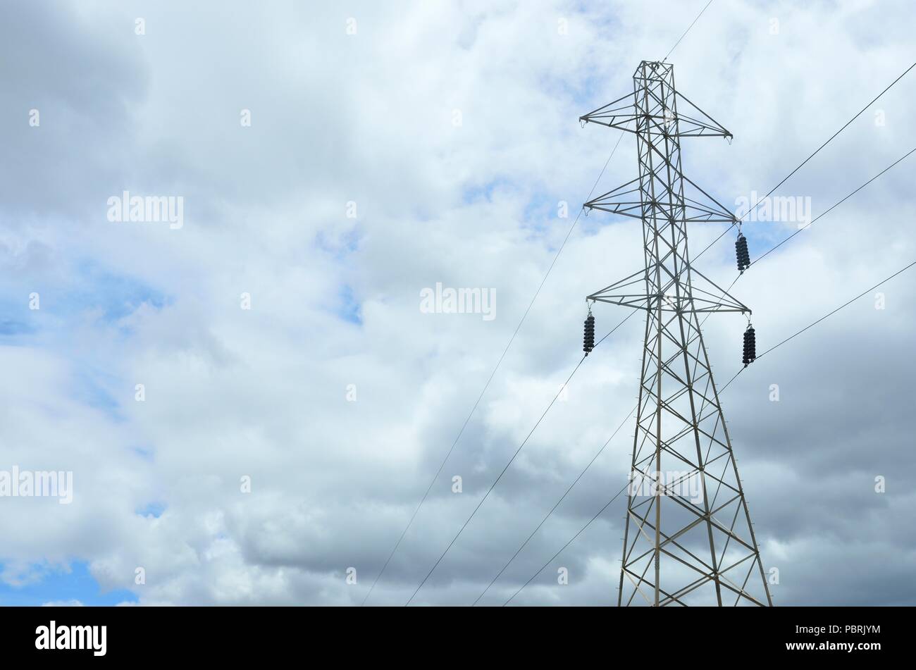 Une transmission ou l'utilitaire - Puissance - poteau d'électricité, des câbles pour installations de distribution d'électricité ou en fonction de sa demande, à proximité de Mumbai, Inde Banque D'Images