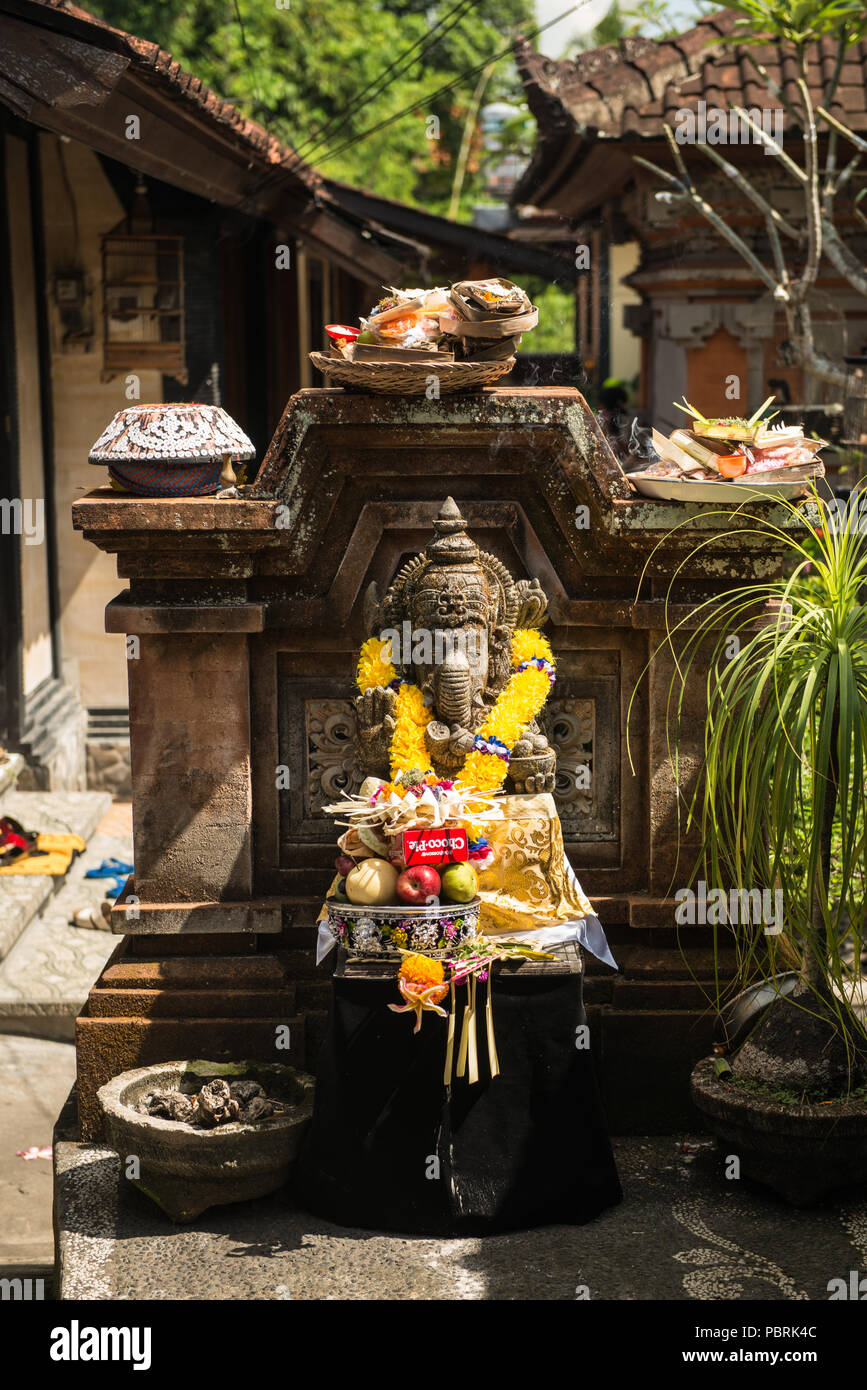Les Balinais fête de Galungan célèbre le triomphe du bien sur le mal. La visite d'esprits ancestraux recevoir les offres d'accueil et de familles Banque D'Images