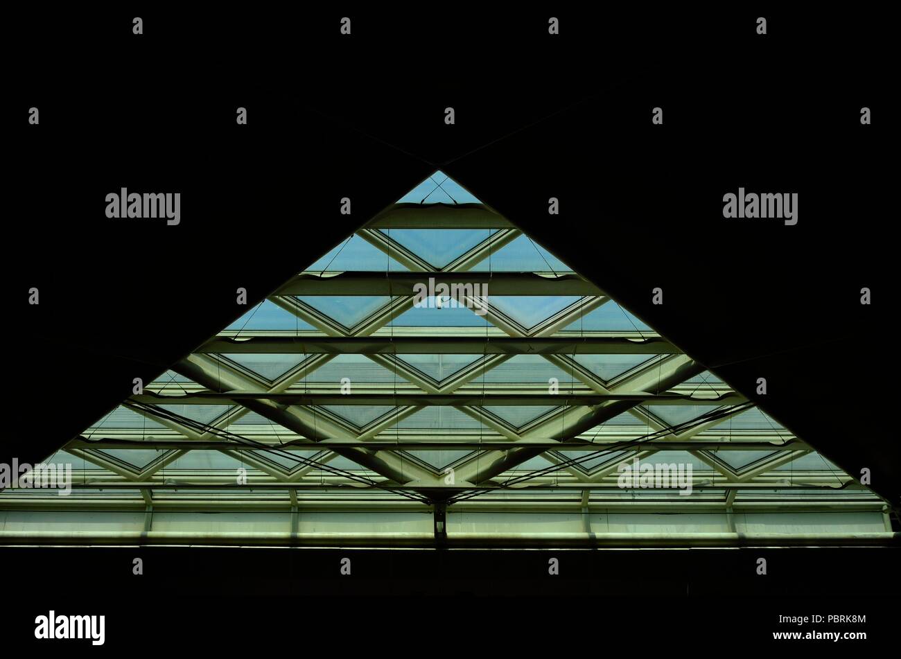 Fenêtre en verre en forme de triangle de bord à l'aéroport d'Atatürk, Istanbul, Turquie, Europe Banque D'Images