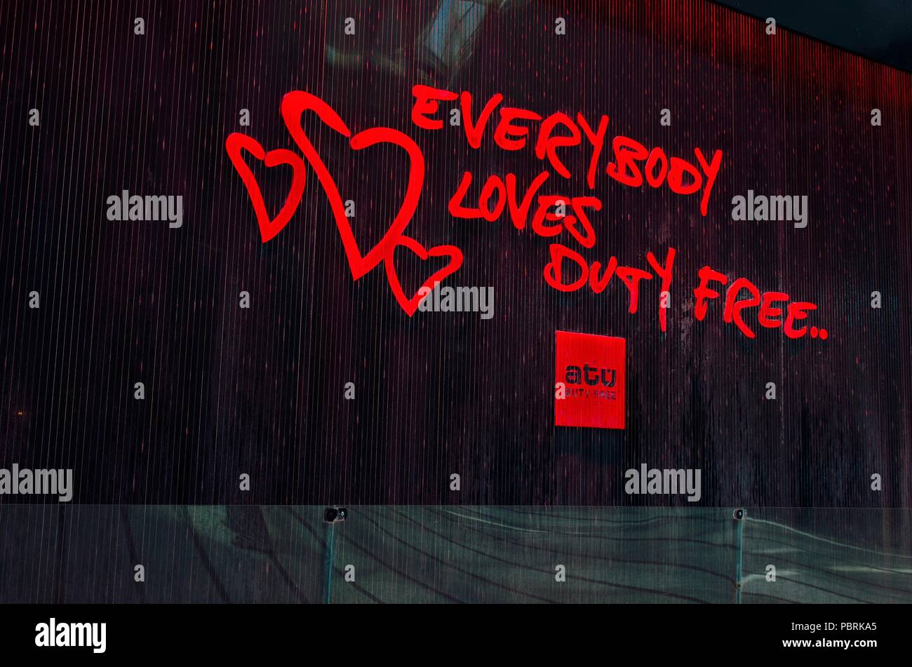 Tout le monde aime "Duty Free...' panneau affiché à l'Aéroport de Istanbul, Turquie Banque D'Images