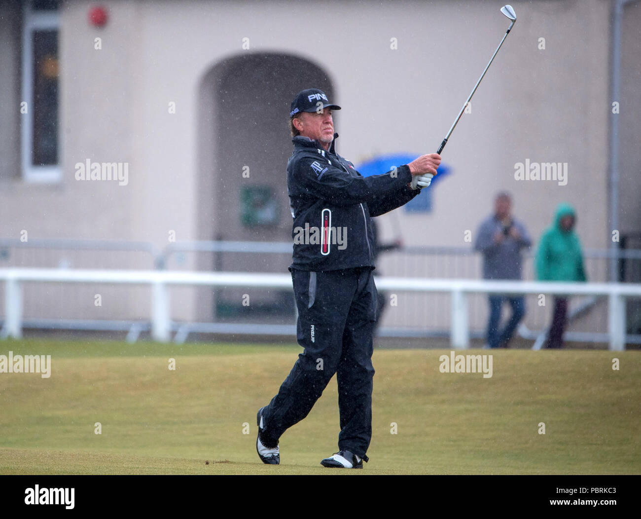 Miguel Angel Jimenez joue son approche dans le premier trou au cours de la quatrième journée de l'Open Senior à l'Old Course St Andrews. Banque D'Images