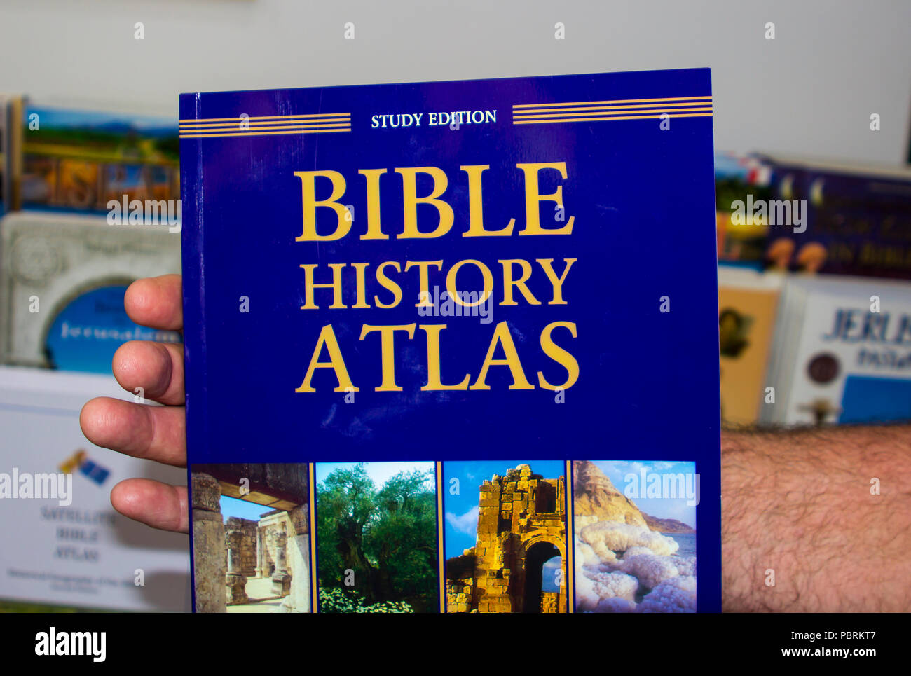 11 mai 2018 un dos dur Atlas Bible disponible à l'achat à la boutique de souvenirs à l'Garden Tomb site dans Jérusalem Israël Banque D'Images