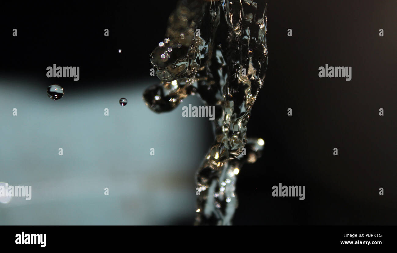 Frapper la surface de l'eau gouttelettes Banque D'Images