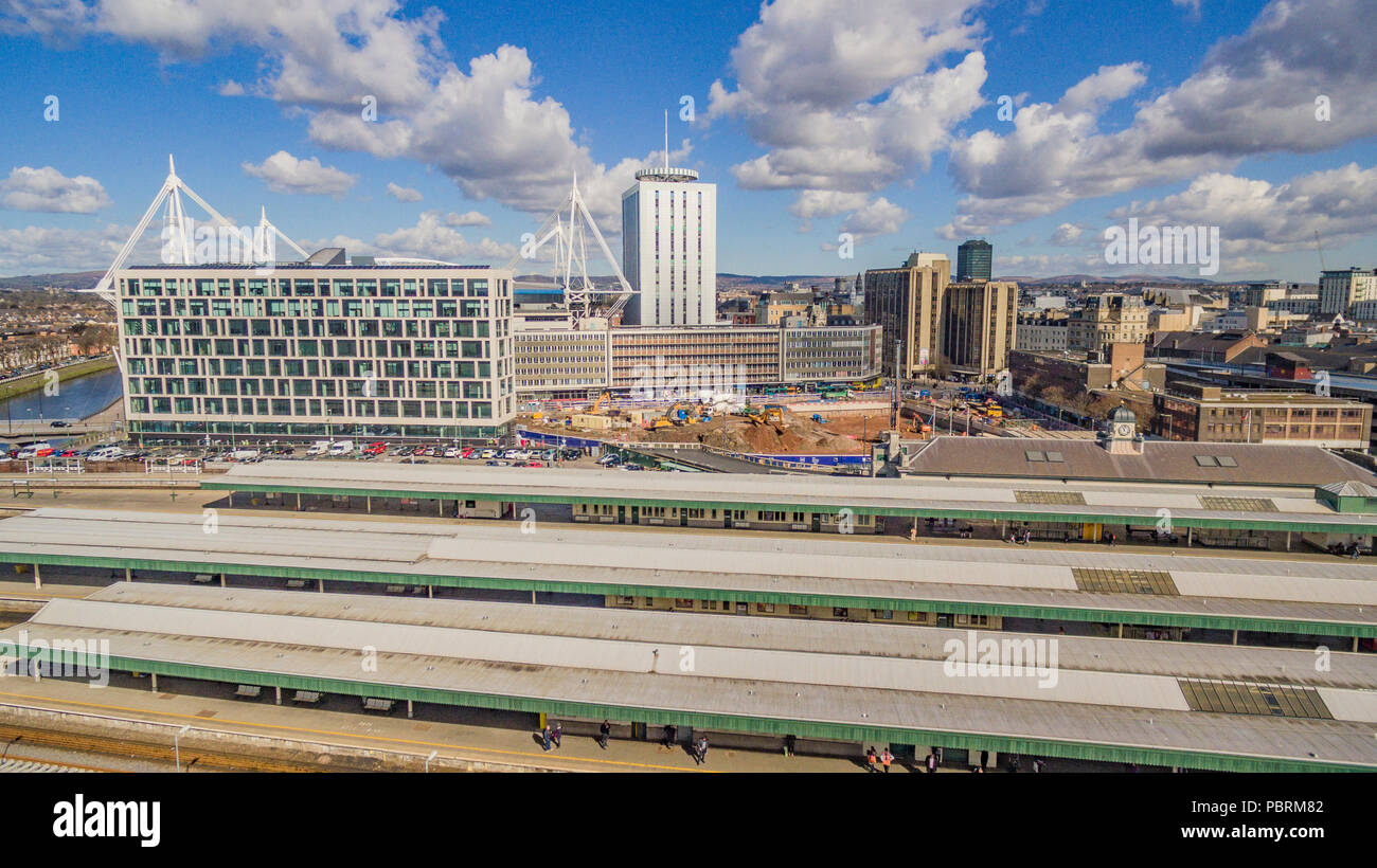 Vues aériennes sur la gare centrale de Cardiff, Central Square et la ville au-delà Banque D'Images