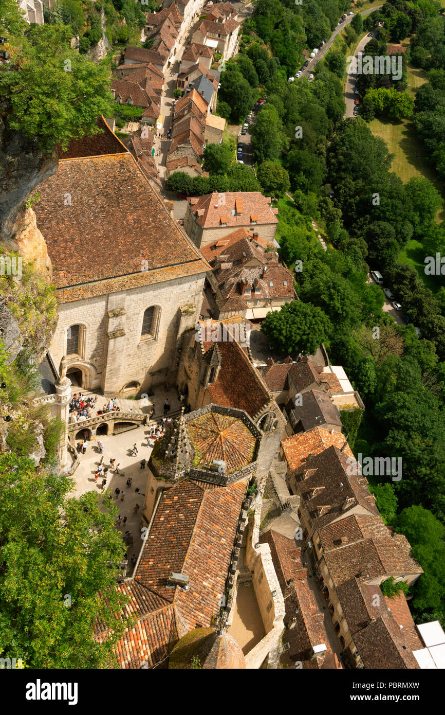 Vue sur le village et la vallée de l'Alzou , la ville de pèlerinage de Rocamadour, département du Lot, l'Occitanie, France, Europe Banque D'Images