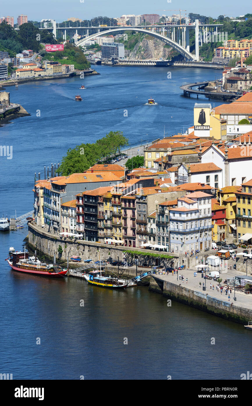 Vue sur le fleuve Douro vers la ponte d'Arrábida (pont Arrábida) vu de Miradouro da Serra do Pilar viewpoint Banque D'Images