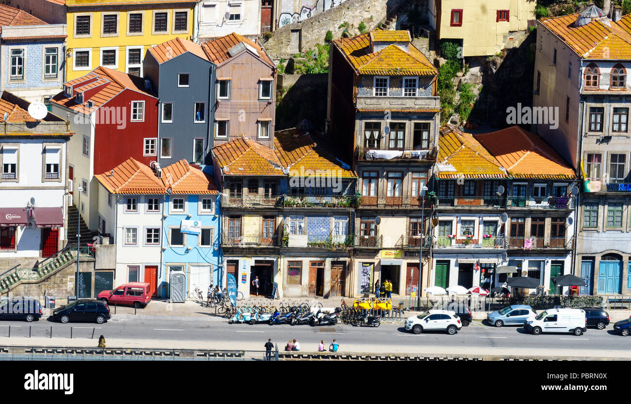 Vue sur l'ancien bâtiment façades et toitures sur la rivière/de l'Avenue Gustavo Eiffel Porto Portugal Vue de haut Banque D'Images