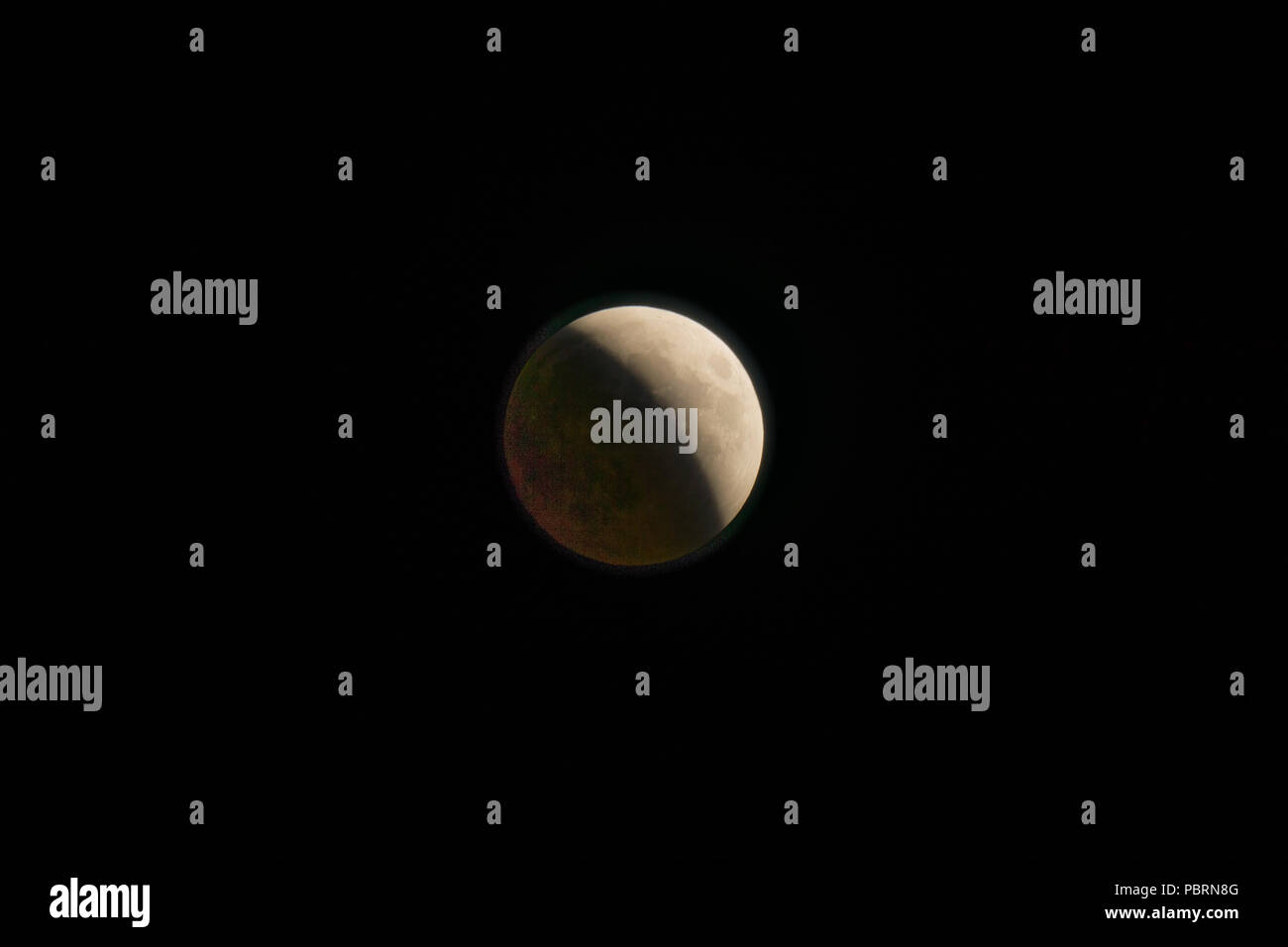 Vue de la lune au cours de la première phase de l'eclipse Banque D'Images