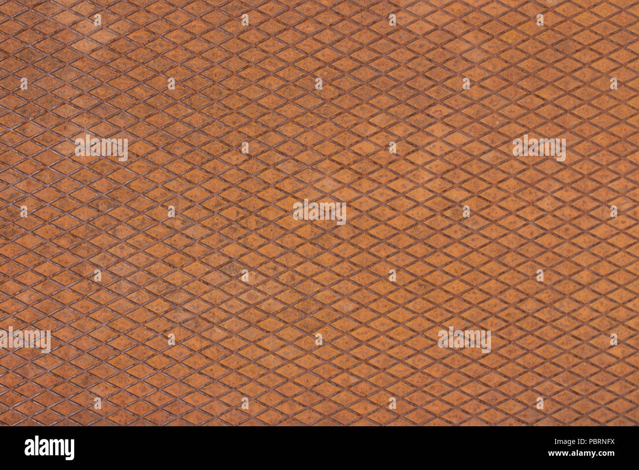 Vieux, orange, plaque de métal en forme de losange avec pas de glisser sur la grille il Banque D'Images