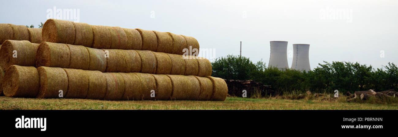 Botte de paille et la station d'énergie nucléaire en arrière-plan Banque D'Images