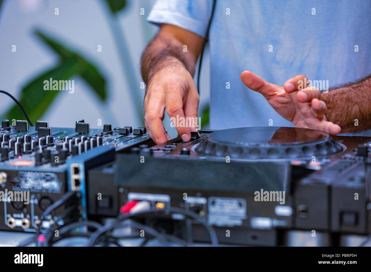 Photo de dj adultes travaillant avec son équipement. Close up shoot Banque D'Images