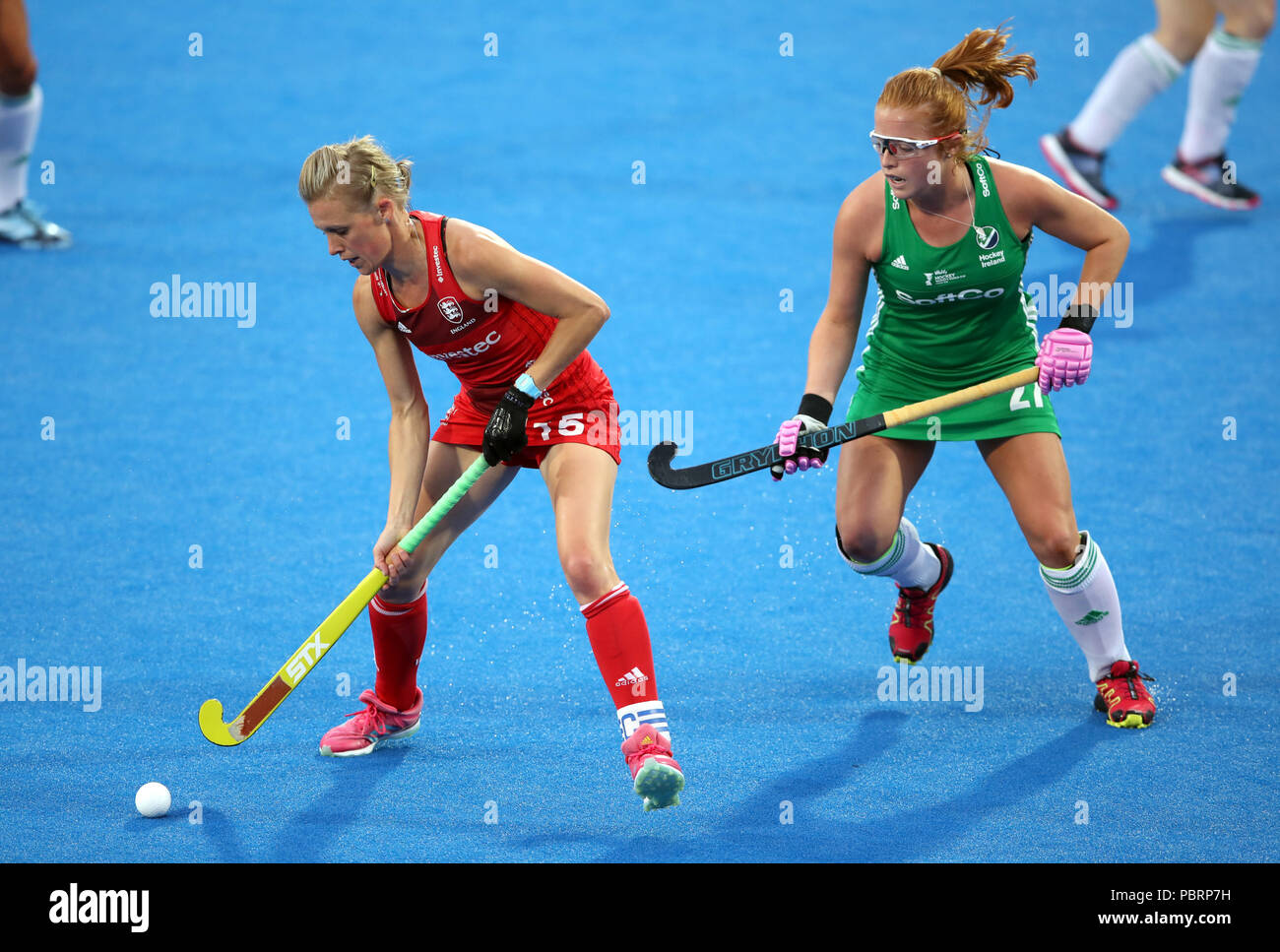 L'Angleterre Alex Danson (à gauche) détient au large de l'Irlande au cours de l'épanouissement de Zoe Wilson Women's Hockey World Cup Match à la Lee Valley Hockey and Tennis Centre, Londres. ASSOCIATION DE PRESSE Photo, Photo date : dimanche 29 juillet 2018. Crédit photo doit se lire : John Walton/PA Wire. Banque D'Images