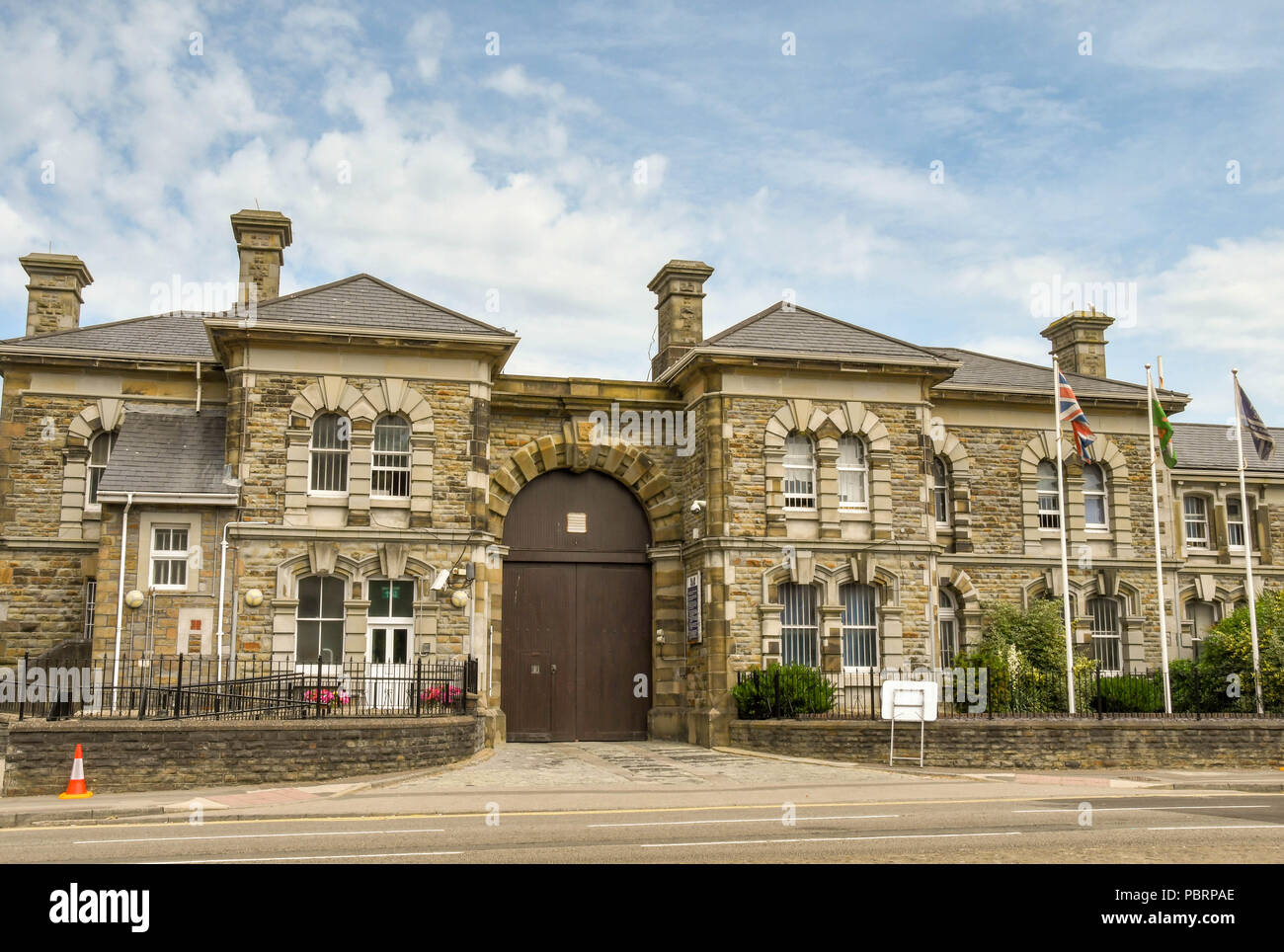 Vue grand angle de l'entrée de la prison de Swansea Banque D'Images