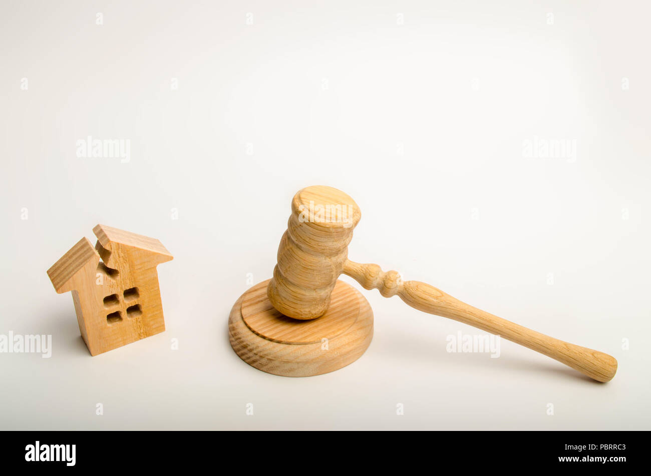 Chambre avec une fissure dans le toit et d'un marteau du juge. Adoption d'une décision de justice sur la réinstallation des résidents de logements d'urgence. Recognit Banque D'Images Chambre avec une fissure dans le toit et d'un marteau du juge. Adoption d'une décision de justice sur la réinstallation des résidents de logements d'urgence. Recognit Banque D'Images