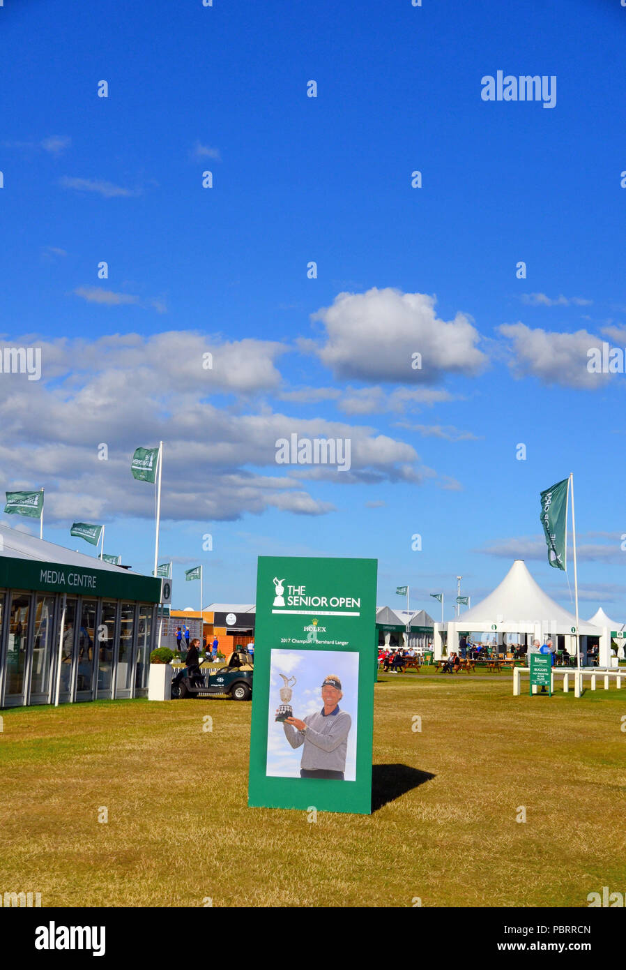 La haute responsable Open 2018 , old course St Andrews, Fife, affiche publicitaire avec en premier plan avec gagnant 2017 Bernhard Langer Banque D'Images