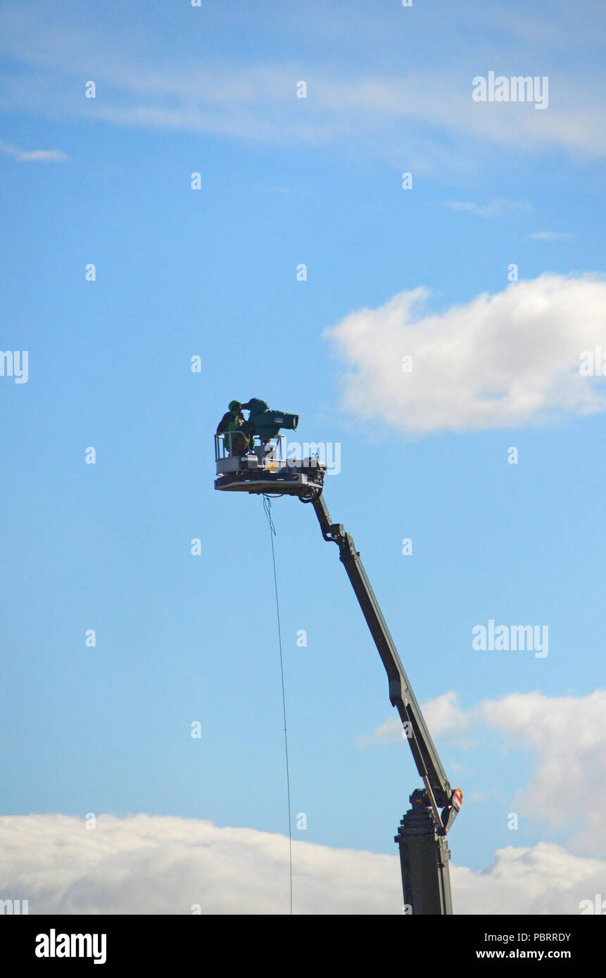Caméraman sur grue caméra, filmer jouer du senior open golf championship qui s'est tenue à St Andrews Old Course, Fife en 2018 Banque D'Images