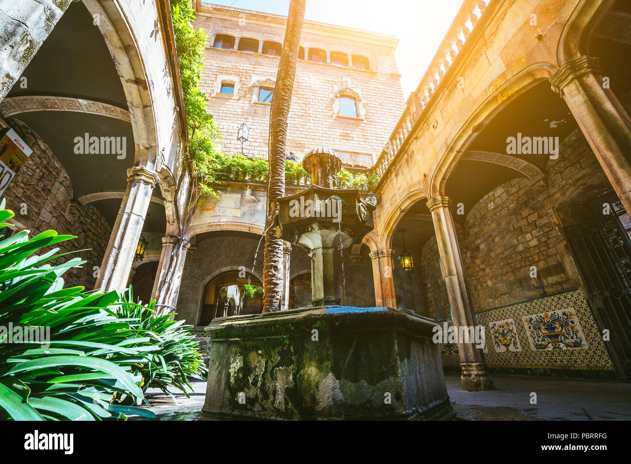 Barcelone, Espagne - 26 Avril 2018 : Cour et la fontaine de la Casa de l'Ardiaca Archdeacon maison la nuit dans le quartier Gothique Barri Gotic Banque D'Images