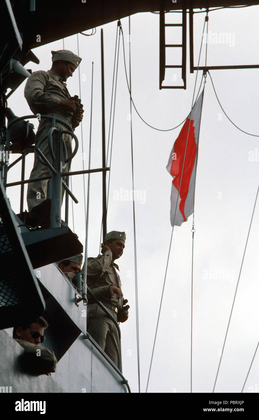 Acteurs sur le USS Lexington (AVT-16) pendant le tournage du film de guerre et souvenir en 1987. La Deuxième Guerre mondiale, des acteurs portant des uniformes de la marine se tenir sur la superstructure de la formation porte-avions USS LEXINGTON (16 AVT) pendant le tournage de l'ABC-TV film 'guerre et souvenir.' Banque D'Images
