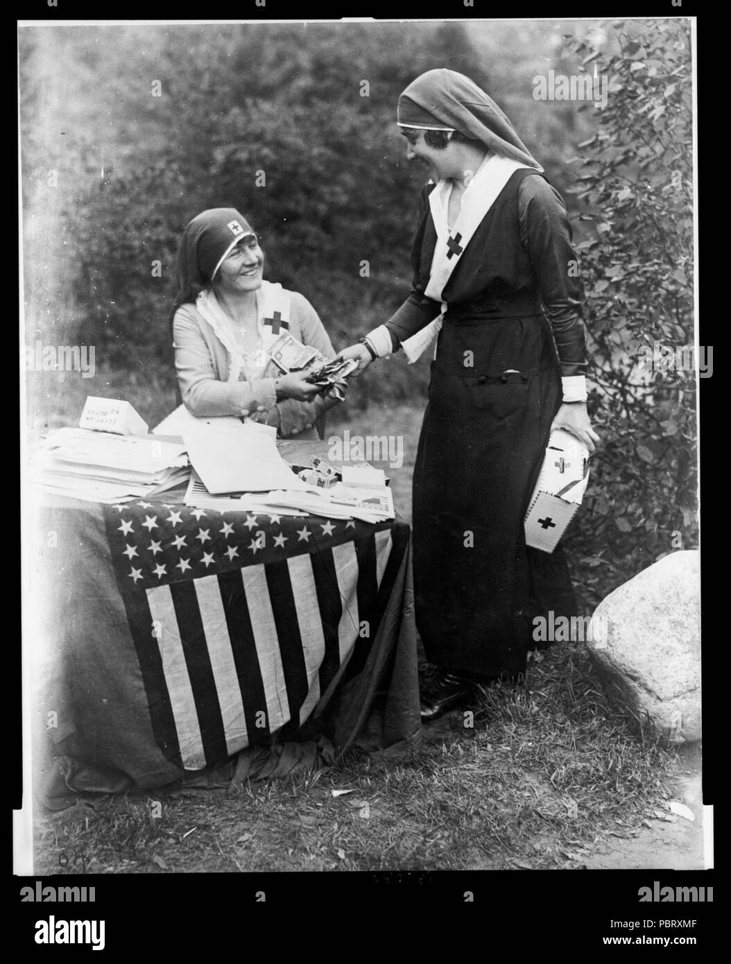 Actrices Frances Starr et Bijou Fernandez comptant de l'argent recueilli à la Croix Rouge nationale Pageant, Huntington, Long Island, Octobre 5, 1917 Banque D'Images