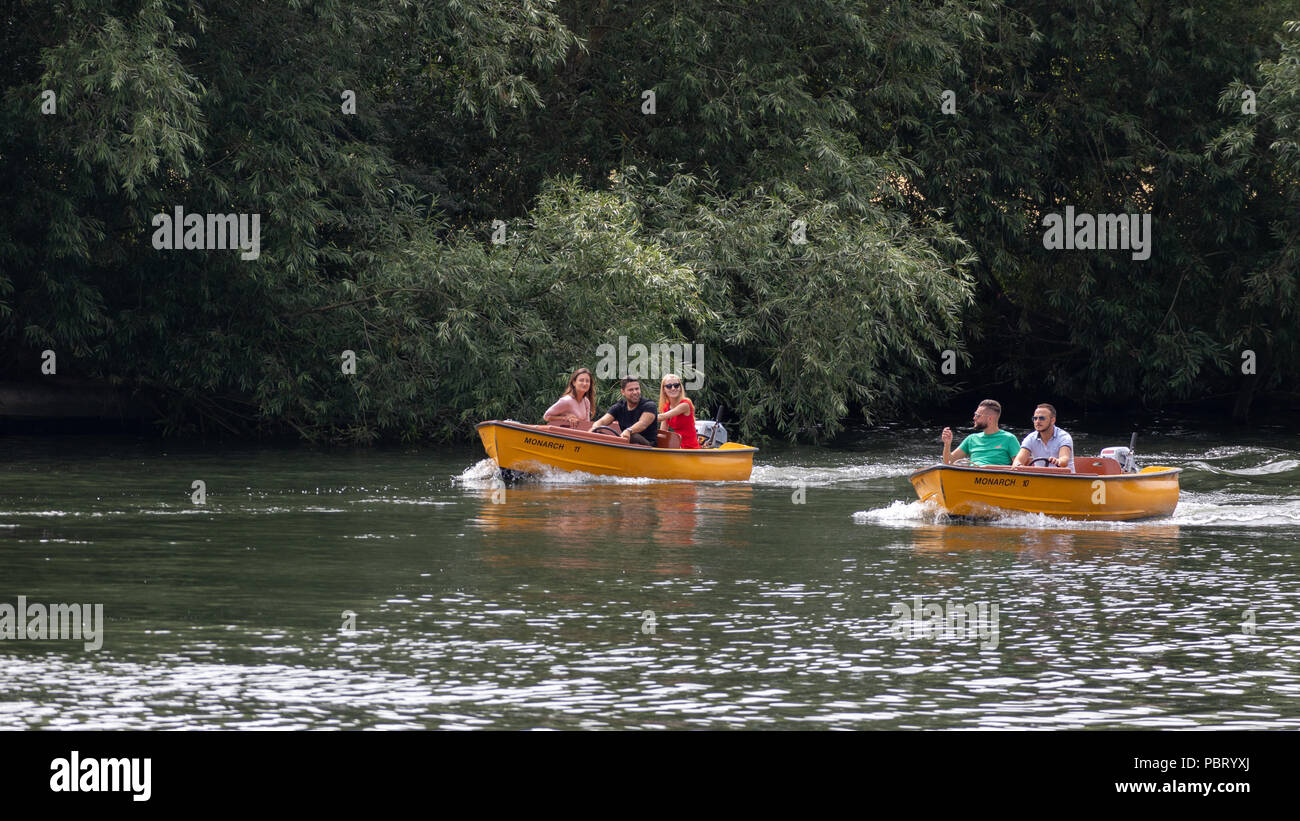 WINDSOR, WINDSOR ET MAIDENHEAD/UK - 22 juillet : Deux petites vedettes croisière sur la Tamise à Windsor, Windsor et Maidenhead le 22 juillet 2018. Des personnes non identifiées Banque D'Images