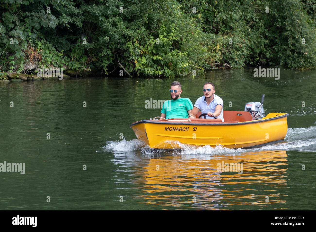 WINDSOR, WINDSOR ET MAIDENHEAD/UK - 22 juillet : Petit bateau de croisière sur la Tamise à Windsor, Windsor et Maidenhead le 22 juillet 2018. Deux personnes non identifiées Banque D'Images