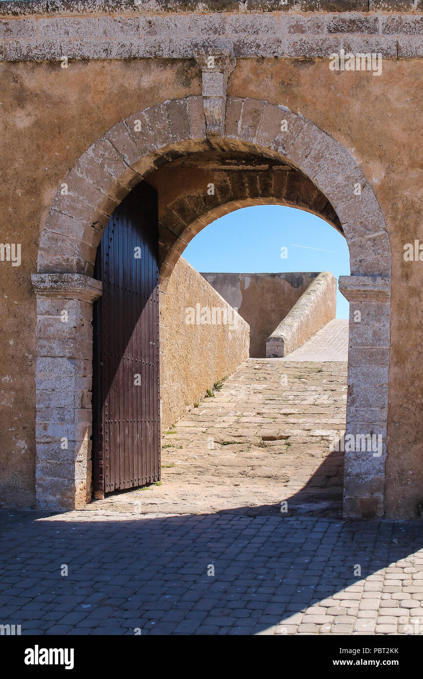 Patrimoine historique, la forteresse portugaise sur la côte de l'océan Atlantique. Porte dans le mur de fortification. Ciel bleu. El Jadida, Maroc. Banque D'Images