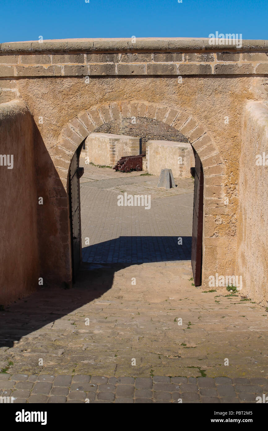 Patrimoine historique, la forteresse portugaise sur la côte de l'océan Atlantique. Porte dans le mur de fortification. Ciel bleu. El Jadida, Maroc. Banque D'Images