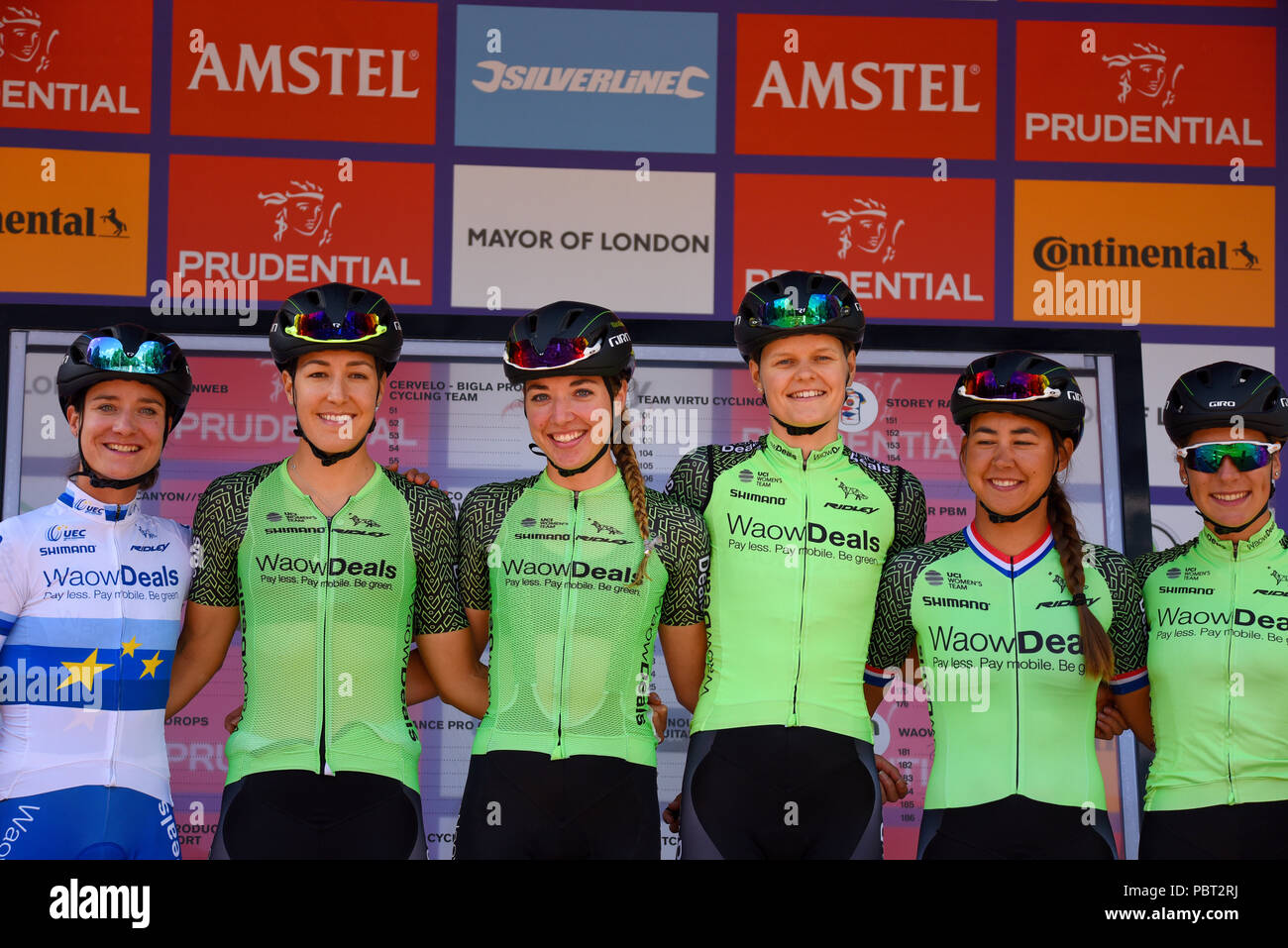 Waowdeals Procycling team, RideLondon Classique. Danielle Rowe, Jeanne Korevaar, Anouska Koster, Yara Kastelijn, Sabrina Stultiens, Marianne Vos Banque D'Images